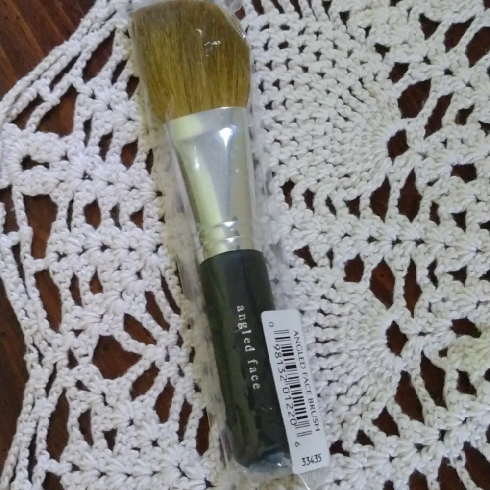 BARE ESCENTIALS ANGLED FACE BRUSH NWOT